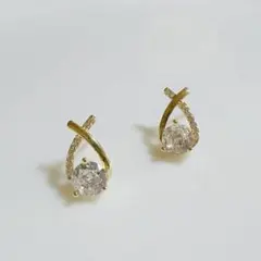 銅素材　18KGP CZダイヤ　キラキラ　交差デザインピアス イエローゴールド