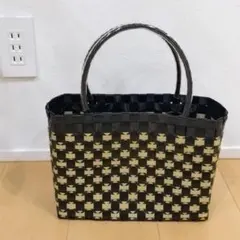 黒とベージュのチェック柄かごバッグ