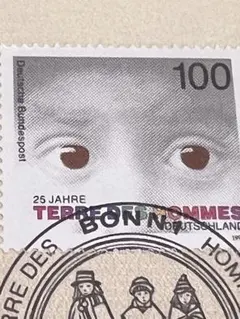 子供の生きる権利を主張するテール.デ.ゾム　25周年記念切手　裏面に詳細説明有