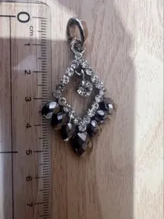 ラインストーン ペンダントトップ シルバーダイヤモンドデザインネックレス