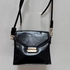 ブラックショルダーバッグ フラップ式 ゴールド金具