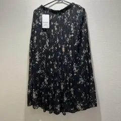 【新品タグ付き】花柄黒のロングスカートMサイズ