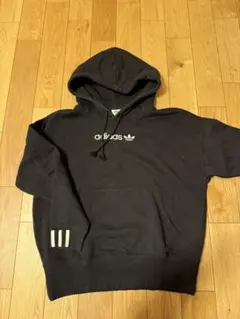 adidas ブラック フード付きパーカー