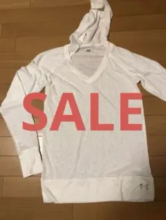 アンダーアーマーの薄手フード付きトップス