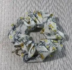 0036 シュシュ　チャーム付き　ヘアゴム　ヘアアクセ　ハンドメイド