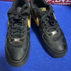 NIKE AIR FORCE 1 ブラック ゴールド スニーカーのサムネイル