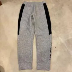 試着のみキッズ用グレーとブラックのスウェットパンツ