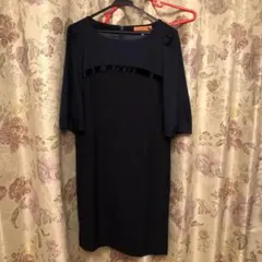 スーナウーナ  スリーシーズン、濃紺のワンピース