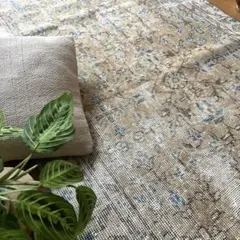 91×176淡いベージュ青い花　ボタニカル柄　トルコヴィンテージラグ