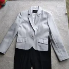 パンツスーツ薄い水色のジャケットとブラックパンツのセット１１号　中古品