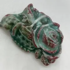010642 磁器　花籠と薔薇　帯留め