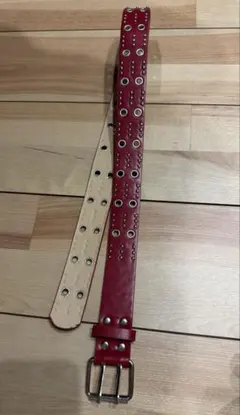 スタッズ付き赤レザーベルト