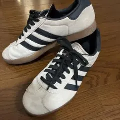 ベージュ スニーカー