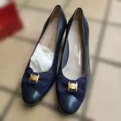Salvatore Ferragamo 紺リボンパンプス