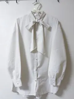 ボウタイブラウス オフホワイト　パールボタン