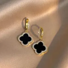 韓国 人気 ビジュー　クローバー　ラインストーン ピアス　イヤリング