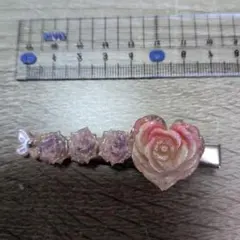 バラの形状のピンクのヘアクリップ