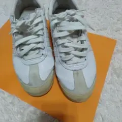 週末値 adidas Samoa ホワイトスニーカー