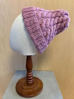 【ウール100%】くすみピンクのケーブル編みニット帽｜折り返しリブ