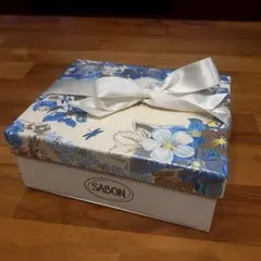 花柄のデザインとシルクリボンが特徴のSABONギフト箱