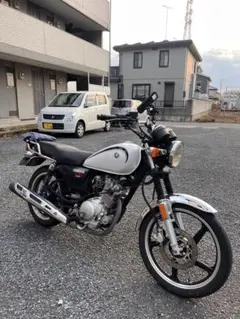 YAMAHA YB125SP ホワイト バイク車体のサムネイル