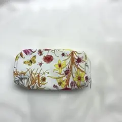 新品　花柄ポーチ ホワイトジッパー付き