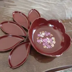 宇野千代　桜模様の赤い菓子入れと小皿5枚のセット　プラスチック