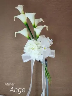 カラーリリー、胡蝶蘭、クラッチブーケ　ブートニア付き　ドレスに　和装に