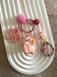 ピンク可愛い豚型チャーム ポンポン付き