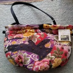 花柄ビーズ仕様の布製ハンドバッグ