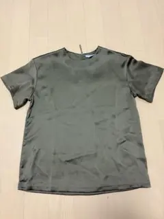 グレー サテン 半袖　バックファスナー付き