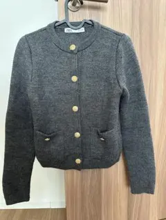 グレー ボタン付きカーディガン