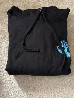 黒のフード付きパーカー