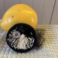 ビーズとスパンコールの黒いブローチ　ハンドメイド