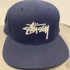 Stussy ネイビー スナップバックキャップ