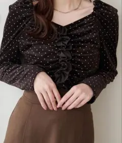 natural couture ギャザーフリルベロアトップ ブラウンドット 신품