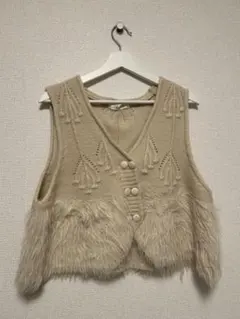 ベージュ ニットベスト Vネック ファー付き