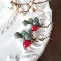 手作り雫ガラスのゆらゆらピアス/イヤリング くすみグリーン グレー 赤 差し色