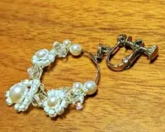 フラワーデザイン イヤリング片方 左耳用 ホワイト✕シルバー ハンドメイド