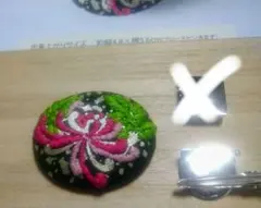 雅な金彩が華やぎ添える刺繍ブローチ【菊】