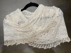 axes femme アイボリー ビーズの装飾フリンジ付き 花柄レースストール