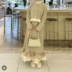 idem ベージュ フリル付きセットアップ