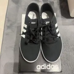 adidasスニーカーのサムネイル