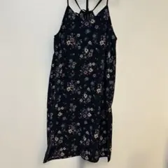 グローバルワーク 黒地花柄キャミソールワンピース