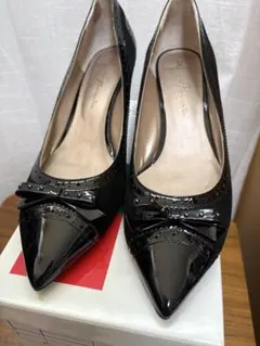 銀座かねまつ スエード✖️エナメル 黒のポインテッドトゥパンプス