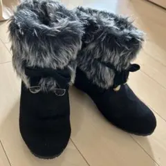 黒いファー付きムートンブーツ　低めのヒールです。