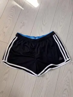 adidas 黒 サイドストライプ ショートパンツ