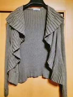 ブラウンのフリルデザイン長袖ボレロ・サイズМ