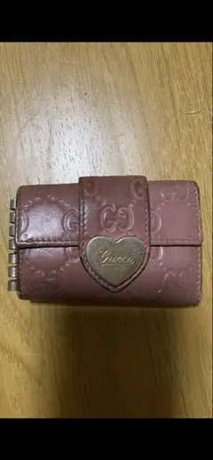 Gucci エンボス加工 ピンク レザー キーケース