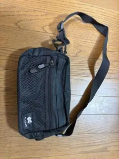 ブラックナイロンショルダーバッグ